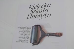12.11.2022. Ciekoty. Szklany Dom. Warsztaty linorytu / Fot. Bartosz Bogucki - Radio Kielce