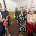 25.11.2022. Wólka Pętkowska. Spotkanie z paniami z Koła Gospodyń Wiejskich „Swojskie babki”. Na zdjęciu (od lewej): Hubert Żądło - wójt Bałtowa, wiceminister Anna Krupka, panie z miejscowego KGW. / Fot. Emilia Sitarska - Radio Kielce