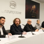 28.11.2022. Warszawa. Od lewej: prezes zarządu Polskiej Agencji Prasowej Wojciech Surmacz, prezes zarządu Telewizji Polskiej Mateusz Matyszkowicz, przewodniczący Rady Mediów Narodowych Krzysztof Czabañski, prezes zarządu Polskiego Radia Agnieszka Kamiñska i prezes zarządu, redaktor naczelny Radia Kraków Mariusz Bartkowicz podczas konferencji prasowej dot. nominacji do Nagrody Mediów Publicznych, 28 bm. w Centrum Prasowym PAP w Warszawie / Fot. PAP - Paweł Supernak