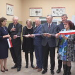 09.11.2022. Pińczów. Na terenie warsztatów szkolnych Zespołu Szkół Zawodowych im St. Staszica w Pińczowie uroczyście otwarto pierwsze w województwie Centrum Edukacji Technicznej. Na zdjęciu (od lewej): Tadeusz Sułek – wójt gminy Złota, Katarzyna Nowacka – świętokrzyski wicekurator oświaty, Andrzej Łaszczyk - dyrektor działu projektów szkolnych firmy Abplanalp, Anna Gawrońska - dyrektor Powiatowego Urzędu Pracy, Tadeusz Niewygoda – dyrektor Zespołu Szkół Zawodowych im. St. Staszica, Ireneusz Gołuszka – przewodniczący rady powiatu pińczowskiego, Zbigniew Ciarkowski – starosta pińczowski, Małgorzata Dymek, Jan Bembenk - pełnomocnik PiS w powiecie pińczowskim. / Fot. Marta Gajda-Kruk - Radio Kielce