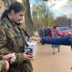 02.11.2022. Kielce. Młodzież z Ochotniczych Hufców Pracy podczas kwesty. / Fot. OHP