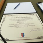 25.11.2022. Ostrowiec Św. Przekazanie sztandaru dla Szkoły Mistrzostwa Sportowego. / Fot. Emilia Sitarska - Radio Kielce