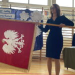 25.11.2022. Ostrowiec Św. Przekazanie sztandaru dla Szkoły Mistrzostwa Sportowego. / Fot. Emilia Sitarska - Radio Kielce