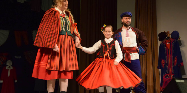 Stroje ludowe ziemi kieleckiej – nasze korzenie i historia - Radio Kielce