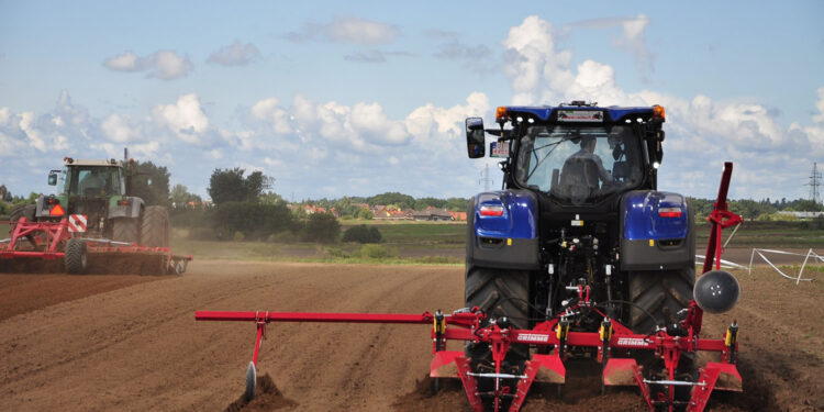 94 proc. gospodarstw rolnych pożycza maszyny od innego rolnika lub wyspecjalizowanej firmy - Radio Kielce 94 proc. gospodarstw rolnych pożycza maszyny od innego rolnika lub wyspecjalizowanej firmy - Radio Kielce