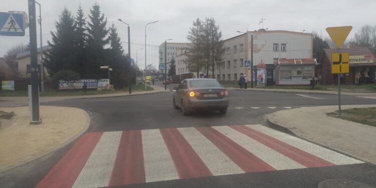 01.12.2022. Sandomierz. Przejście dla pieszych przy skrzyżowaniu ulic Dobkiewicza i Schinzla / Fot. Grażyna Szlęzak - Radio Kielce