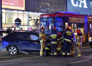01.12.2022. Warszawa. Miejsce zderzenia sześciu samochodów osobowych i jednego dostawczego na ul. Marszałkowskiej w okolicach skrzyżowania z Al. Jerozolimskimi w centrum Warszawy, 1 bm. / Fot. Radek Pietruszka - PAP