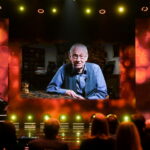 05.12.2022. Warszawa.Piosenkarz Leszek Długosz (na ekranie) podczas uroczystej Gali Nagród Mediów Publicznych w Warszawie / Fot. Marcin Obara - PAP