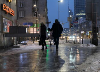 20.12.2022. Warszawa. Oblodzone chodniki w centrum Warszawy / Fot. PAP/Kalbar