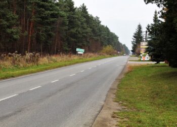 Droga powiatowa w kierunku Sienna, przy której powstanie ścieżka rowerowa / Fot. Emilia Sitarska - Radio Kielce