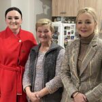 07.12. 2022. Starachowice, Interwencja ws. warunków w mieszkaniu socjalnym. Na zdjęciu (od lewej): Małgorzata Derlecka - aktywistka miejska, Jolanta Siewierska - właścicielka mieszkania, Agnieszka Kuś - radna PiS / Fot. Anna Głąb - Radio Kielce