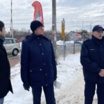 21.12.2022. Suchedniów. Ulica Bugaj. Kampania społeczna „Bezpieczny przejazd”. Na zdjęciu (od lewej): Piotr Hamarnik - zespół prasowy PKP Polskich Linii Kolejowych, Andrzej Rak - zastępca dyrektora Zakładu Linii Kolejowych w Kielcach, inspektor Artur Zagórski - Komenda Regionalna Służby Ochrony Kolei w Kielcach / Fot. Jakub Rożek - Radio Kielce