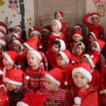 05.12.2020. Kazimierza Wielka. Święty Mikołaj odwiedził dzieci w przedszkolu Sylabka. Towarzyszył mu poseł Michał Cieślak / Fot. Marta Gajda-Kruk - Radio Kielce