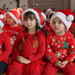 05.12.2020. Kazimierza Wielka. Święty Mikołaj odwiedził dzieci w przedszkolu Sylabka. Towarzyszył mu poseł Michał Cieślak / Fot. Marta Gajda-Kruk - Radio Kielce