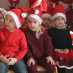 05.12.2020. Kazimierza Wielka. Święty Mikołaj odwiedził dzieci w przedszkolu Sylabka. Towarzyszył mu poseł Michał Cieślak / Fot. Marta Gajda-Kruk - Radio Kielce