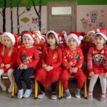 05.12.2020. Kazimierza Wielka. Święty Mikołaj odwiedził dzieci w przedszkolu Sylabka. Towarzyszył mu poseł Michał Cieślak / Fot. Marta Gajda-Kruk - Radio Kielce