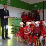 05.12.2020. Kazimierza Wielka. Święty Mikołaj odwiedził dzieci w przedszkolu Sylabka. Towarzyszył mu poseł Michał Cieślak / Fot. Marta Gajda-Kruk - Radio Kielce