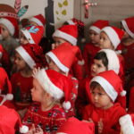 05.12.2020. Kazimierza Wielka. Święty Mikołaj odwiedził dzieci w przedszkolu Sylabka. Towarzyszył mu poseł Michał Cieślak / Fot. Marta Gajda-Kruk - Radio Kielce