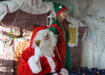 05.12.2020. Kazimierza Wielka. Święty Mikołaj odwiedził dzieci w przedszkolu Sylabka. Towarzyszył mu poseł Michał Cieślak / Fot. Marta Gajda-Kruk - Radio Kielce