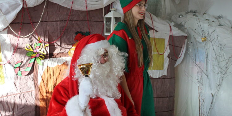 05.12.2020. Kazimierza Wielka. Święty Mikołaj odwiedził dzieci w przedszkolu Sylabka. Towarzyszył mu poseł Michał Cieślak / Fot. Marta Gajda-Kruk - Radio Kielce