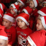 05.12.2020. Kazimierza Wielka. Święty Mikołaj odwiedził dzieci w przedszkolu Sylabka. Towarzyszył mu poseł Michał Cieślak / Fot. Marta Gajda-Kruk - Radio Kielce