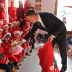 05.12.2020. Kazimierza Wielka. Święty Mikołaj odwiedził dzieci w przedszkolu Sylabka. Towarzyszył mu poseł Michał Cieślak / Fot. Marta Gajda-Kruk - Radio Kielce