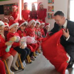 05.12.2020. Kazimierza Wielka. Święty Mikołaj odwiedził dzieci w przedszkolu Sylabka. Towarzyszył mu poseł Michał Cieślak / Fot. Marta Gajda-Kruk - Radio Kielce