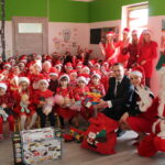05.12.2020. Kazimierza Wielka. Święty Mikołaj odwiedził dzieci w przedszkolu Sylabka. Towarzyszył mu poseł Michał Cieślak / Fot. Marta Gajda-Kruk - Radio Kielce