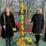 05.12.2022. Czyżów Szlachecki. Otwarcie boiska wielofunkcyjnego. Na zdjęciu (od lewej): Anna Krupka wiceminister sportu i turystyki i Katarzyna Kondziołka - burmistrz Zawichostu / Fot. Grażyna Szlęzak - Radio Kielce