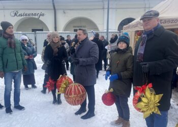 18.12.2022. Staszów. Ubieranie choinki stojącej przy ratuszu. Na zdjęciu (w środku): Leszek Kopeć - burmistrz Staszowa / Fot. Grażyna Szlęzak - Radio Kielce