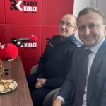 19.12.2022. Sandomierz. Pierwszy dzień akcji Nadzieja pod choinkę. Na zdjęciu (od lewej): inspektor Ryszard Komański - komendant powiatowy policji w Sandomierzu i Marcin Piwnik - starosta sandomierski / Fot. Grażyna Szlęzak - Radio Kielce