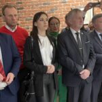 24.12.2022. Starachowice, Spotkanie opłatkowe członków Prawa i Sprawiedliwości. Na zdjęciu (od lewej): Marcin Bęben - dyrektor generalny Świętokrzyskiego Urzędu Wojewódzkiego, Zbigniew Piątek - wójt gminy Piekoszów, Patrycja Iwańska-Bęben, Marianna Noworycka-Gniatkowska - radna Rady Miasta Kielce, Zbigniew Koniusz - wojewoda świętokrzyski, poseł Andrzej Kryj, Krzysztof Szatan - radny Rady Miasta Sandomierz / Fot. Anna Głąb - Radio Kielce