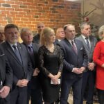 24.12.2022. Starachowice, Spotkanie opłatkowe członków Prawa i Sprawiedliwości. Na zdjęciu (od lewej): Zbigniew Koniusz - wojewoda świętokrzyski, poseł Andrzej Kryj, Krzysztof Szatan - radny Rady Miasta Sandomierz, Agnieszka Kuś - dyrektor WORD Kielce, poseł Marek Kwitek, Jarosław Karyś - przewodniczący Rady Miasta Kielce, Edyta Bobryk - zastępca dyrektora WDK Kielce, Andrzej Pruś - przewodniczący sejmiku województwa / Fot. Anna Głąb - Radio Kielce