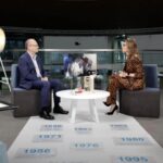 Na zdjęciu: prof. Marcin Pasiarski i red. Anna Roży – prowadząca „Poczytalnię TV” / Fot. TVP3 Kielce