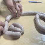 Swojska kiełbasa motywem przewodnim warsztatów kulinarnych w Sandomierzu - Radio Kielce 03.12.2022. Sandomierz. Warsztaty kulinarne w Dworku Koćmierzów / Fot. Grażyna Szlęzak - Radio Kielce