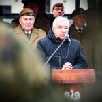 04.12.2022. Kielce. Przysięga żołnierzy 10. Świętokrzyskiej Brygady Obrony Terytorialnej. Na zdjęciu (od lewej): ppłk Sławomir Machniewicz - dowódca 10. ŚBOT i Krzysztof Lipiec - pełnomocnik kieleckich struktur PiS / Fot. Daniel Woś - 10. ŚBOT