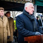 04.12.2022. Kielce. Przysięga żołnierzy 10. Świętokrzyskiej Brygady Obrony Terytorialnej. Na zdjęciu (od lewej): ppłk Sławomir Machniewicz - dowódca 10. ŚBOT i Andrzej Bętkowski - marszałek województwa świętokrzyskiego / Fot. Daniel Woś - 10. ŚBOT