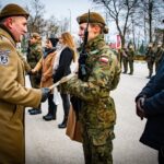 04.12.2022. Kielce. Przysięga żołnierzy 10. Świętokrzyskiej Brygady Obrony Terytorialnej. Na zdjęciu (po lewej): Krzysztof Słoń - senator PiS i ppłk Sławomir Machniewicz - dowódca 10. ŚBOT / Fot. Daniel Woś - 10. ŚBOT