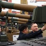 Gdynia, 06.12.2022. Prezydent Andrzej Duda (z prawej), wicepremier, minister obrony narodowej Mariusz Błaszczak (z lewej) oraz prezes Agencji ds. Zamówień w Sektorze Obronnym (DAPA) Eom Dong-hwan (w środku) podczas odbioru pierwszych koreańskich czołgów K2 oraz haubic K9 na terenie Terminalu Kontenerowego w Gdyni / Fot. PAP - Adam Warżawa