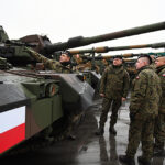 06.12.2022. Gdynia. Odbiór pierwszych koreańskich czołgów K2 oraz haubic K9 na terenie Terminalu Kontenerowego w Gdyni / Fot. PAP - Adam Warżawa