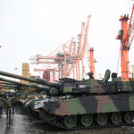06.12.2022. Gdynia. Odbiór pierwszych koreańskich czołgów K2 oraz haubic K9 na terenie Terminalu Kontenerowego w Gdyni / Fot. PAP - Adam Warżawa