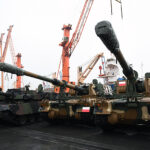 06.12.2022. Gdynia. Odbiór pierwszych koreańskich czołgów K2 oraz haubic K9 na terenie Terminalu Kontenerowego w Gdyni / Fot. PAP - Adam Warżawa