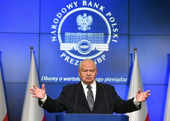 08.12.2022. Warszawa. Prezes Narodowego Banku Polskiego Adam Glapiński podczas konferencji prasowej dotyczącej oceny bieżącej sytuacji ekonomicznej w Polsce w Centrali NBP w Warszawie / Fot. PAP - Radek Pietruszka