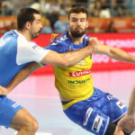 11.12.2022. Płock. Zawodnik Orlenu Wisły Płock Leon Susnja i Remili Nedim z Łomży Industrii Kielce podczas meczu Ekstraklasy piłkarzy ręcznych. / Fot. Szymon Łabiński - PAP