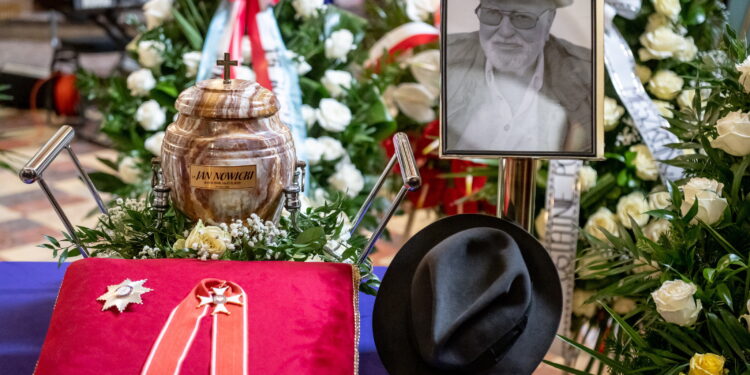 14.12.2022. Kowal. Uroczystości pogrzebowe aktora Jana Nowickiego w kościele parafialnym św. Urszuli w Kowalu. / Fot. Tytus Żmijewski - PAP