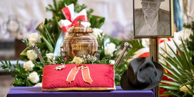14.12.2022. Kowal. Uroczystości pogrzebowe aktora Jana Nowickiego w kościele parafialnym św. Urszuli w Kowalu. / Fot. Tytus Żmijewski - PAP
