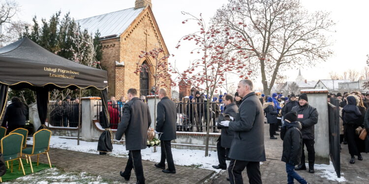 14.12.2022. Kowal. Uroczystości pogrzebowe aktora Jana Nowickiego w kościele parafialnym św. Urszuli w Kowalu. / Fot. Tytus Żmijewski - PAP