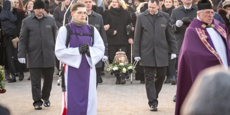 14.12.2022. Kowal. Uroczystości pogrzebowe aktora Jana Nowickiego w kościele parafialnym św. Urszuli w Kowalu. / Fot. Tytus Żmijewski - PAP