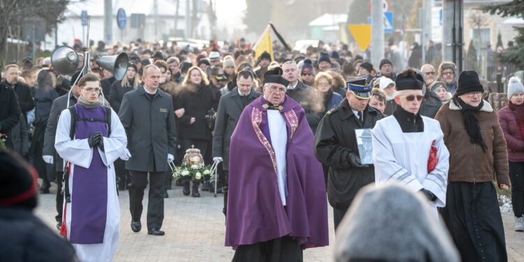 14.12.2022. Kowal. Uroczystości pogrzebowe aktora Jana Nowickiego w kościele parafialnym św. Urszuli w Kowalu. / Fot. Tytus Żmijewski - PAP
