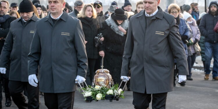 14.12.2022. Kowal. Uroczystości pogrzebowe aktora Jana Nowickiego w kościele parafialnym św. Urszuli w Kowalu. / Fot. Tytus Żmijewski - PAP